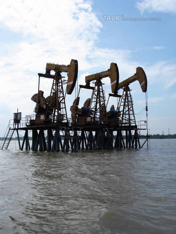 无人,竖图,室外,白天,正面,旅游,度假,河流,美景,水,中国,亚洲,一排,许多,阴影,环保,整齐,电力,光线,钢材,电缆,电线,影子,支架,河水,景观,水流,水面,云,云朵,云彩,娱乐,电塔,江苏,排列,蓝色,白云,蓝天,天空,阳光,自然,天,享受,休闲,和谐,景色,放松,能源,晴朗,支撑,生态,回收,波光粼粼,资源,队列,自然风光,供电设备,开采,钻井,油田,利用,低碳,东亚,循环,高压电塔,高压输电线,江苏省,扬州,中华人民共和国,华东地区,苏,江苏油田,扬州市,高压电线塔,高压塔,持续,晴空,彩图,hascy1