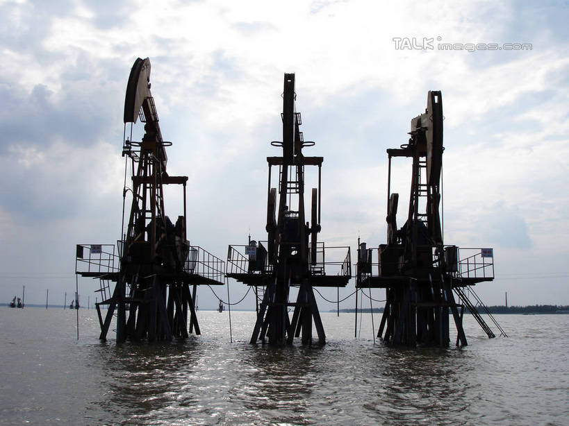 无人,横图,室外,白天,正面,旅游,度假,河流,美景,水,中国,亚洲,一排,许多,阴影,环保,整齐,电力,光线,钢材,电缆,电线,影子,支架,河水,景观,水流,水面,云,云朵,云彩,娱乐,电塔,江苏,排列,蓝色,白云,蓝天,天空,阳光,自然,天,享受,休闲,和谐,景色,放松,能源,晴朗,支撑,生态,回收,波光粼粼,资源,队列,自然风光,供电设备,开采,钻井,油田,利用,低碳,东亚,循环,高压电塔,高压输电线,江苏省,扬州,中华人民共和国,华东地区,苏,江苏油田,扬州市,高压电线塔,高压塔,持续,晴空,彩图,hascy1