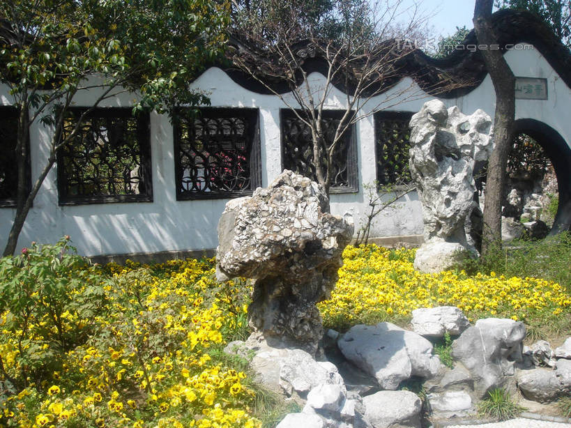 无人,横图,室外,白天,正面,旅游,度假,花海,花圃,石头,名胜古迹,植物,窗户,门,标志建筑,地标,建筑,叶子,许多,阴影,遗迹,盛开,光线,石子,影子,墙,庭院,拱门,围墙,院子,花蕾,古迹,文物,娱乐,建设,古建筑,墙壁,墙面,花,花瓣,花朵,花卉,鲜花,树,树木,黄色,绿色,天空,阳光,自然,门框,花丛,花束,花田,天,花苞,花蕊,享受,休闲,假山,旅游胜地,放松,生长,成长,古文明,石块,岩石,彩图,花窗,hascy1