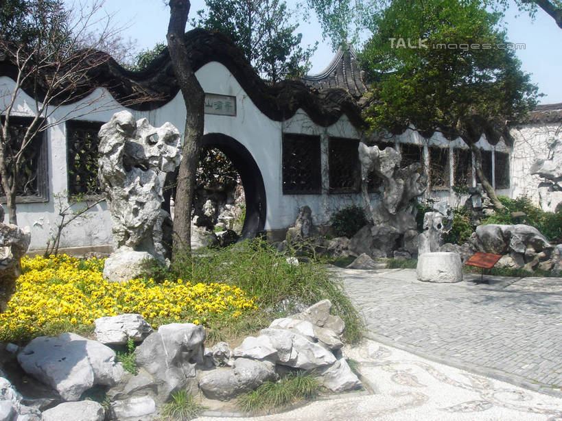 无人,横图,室外,白天,正面,旅游,度假,花海,花圃,石头,名胜古迹,植物,窗户,门,标志建筑,地标,建筑,叶子,许多,阴影,遗迹,盛开,光线,石子,影子,墙,庭院,拱门,围墙,院子,花蕾,古迹,文物,娱乐,建设,古建筑,墙壁,墙面,花,花瓣,花朵,花卉,鲜花,树,树木,黄色,绿色,天空,阳光,自然,门框,花丛,花束,花田,天,花苞,花蕊,享受,休闲,假山,旅游胜地,放松,生长,成长,古文明,石块,岩石,彩图,花窗,hascy1