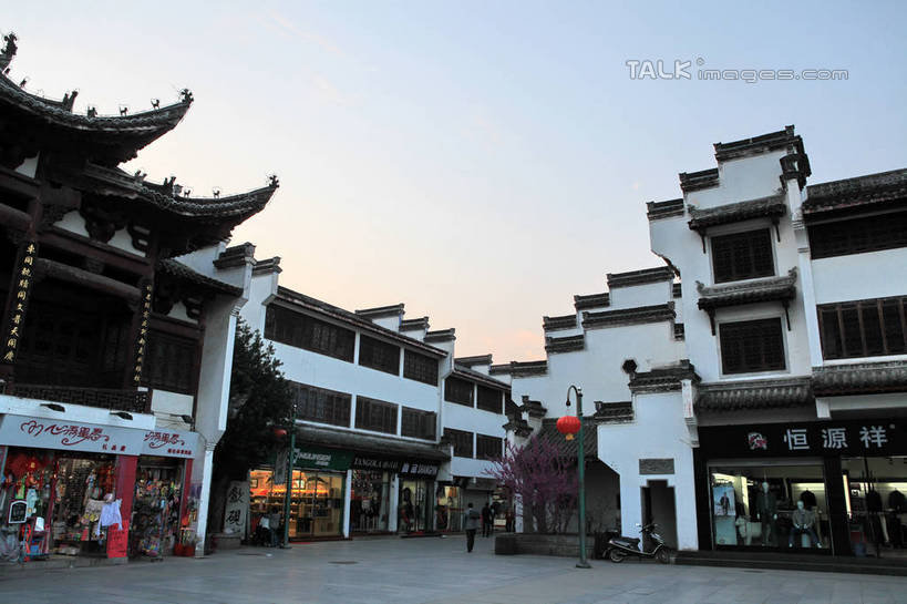 东方人,家,走,横图,室外,白天,正面,旅游,度假,黄山,名胜古迹,植物,标志建筑,地标,建筑,照明,中国,亚洲,游客,游人,吊挂,悬挂,阴影,遗迹,光线,标志,灯笼,牌匾,文字,影子,纸灯笼,字符,房屋,墙,屋子,古城,地面,许多人,挂,黄种人,古迹,文化,文物,娱乐,标识,建设,古建筑,楼房,旅客,民居,民宅,墙壁,墙面,住宅,树,树木,蓝色,绿色,蓝天,天空,阳光,自然,灯具,天,一群人,享受,休闲,汉字,旅游胜地,放松,生长,晴朗,成长,照亮,照明设备,中文,古文明,东亚,安徽,安徽省,黄山市,歙县,马头墙,万里无云,中华人民共和国,华东地区,国文,华文,皖,男人,男性,年轻男性,年轻女性,女人,女性,亚洲人,晴空,晴空万里,步行,散步,走路,彩图,全身,房子,传统文化,rzwdb1