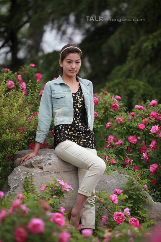 东方人,一个人,站,竖图,室外,白天,正面,幸福,树林,植物,月季花,亚洲,仅一个年轻女性,仅一个女性,仅一个人,许多,撑,阴影,花纹,服装,朦胧,模糊,装饰,盛开,光线,影子,斑点,花蕾,抬腿,注视,休闲装,黄种人,牛仔服,花,花瓣,花朵,鲜花,树,树木,衣服,红色,蓝色,绿色,天空,阳光,自然,发箍,发饰,饰品,天,花苞,花蕊,观察,看,站着,休闲,休闲服,搭,服饰,生长,成长,头箍,观看,希望,华丽,修饰,点缀,察看,撑着,搭着,关注,发卡,配饰,衬托,美观,雅致,雅观,美艳,光荣,年轻女性,女人,女性,亚洲人,长发,月月红,月季,长春花,站立,半身,彩图,rzwdb1