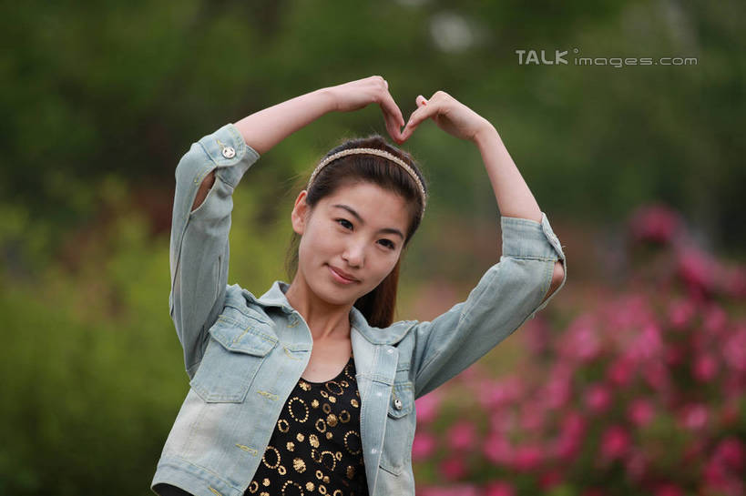 东方人,一个人,站,举,横图,室外,白天,正面,爱情,幸福,树林,植物,月季花,亚洲,双手,仅一个年轻女性,仅一个女性,仅一个人,许多,阴影,花纹,服装,爱心,朦胧,模糊,装饰,盛开,光线,影子,斑点,浪漫,花蕾,注视,休闲装,黄种人,牛仔服,花,花瓣,花朵,鲜花,树,树木,衣服,红色,蓝色,绿色,阳光,自然,发箍,发饰,饰品,花苞,花蕊,观察,看,手势,托,站着,休闲,温暖,温馨,心形,休闲服,恩爱,服饰,生长,成长,头箍,观看,希望,华丽,修饰,点缀,和睦,察看,关注,发卡,配饰,衬托,美观,雅致,雅观,美艳,光荣,年轻女性,女人,女性,亚洲人,心型,长发,月月红,月季,长春花,举起,举手,举着,向上举,向上伸,向上托,站立,半身,彩图,融洽,rzwdb1