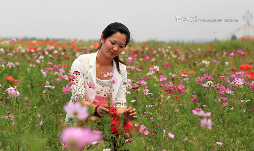 东方人,一个人,蹲,笑,捏,微笑,露齿笑,横图,室外,白天,正面,旅游,度假,花海,花圃,美景,植物,项链,叶子,中国,亚洲,仅一个年轻女性,仅一个女性,仅一个人,许多,握,阴影,服装,装饰,盛开,光线,影子,景观,绿叶,拿,捏着,花蕾,拿着,注视,休闲装,黄种人,娱乐,山东,装饰品,花,花瓣,花朵,花卉,鲜花,衣服,黄色,红色,绿色,白色,天空,阳光,自然,饰品,手链,首饰,花丛,花田,天,花苞,花蕊,低头,观察,看,享受,休闲,休闲服,嫩叶,景色,放松,握着,服饰,生长,成长,观看,华丽,修饰,点缀,察看,关注,自然风光,东亚,山东省,日照,中华人民共和国,华东地区,衬托,美观,雅致,雅观,鲁,日照市,花仙子风景区,年轻女性,女人,女性,亚洲人,叶,叶片,蹲着,半身,彩图,rzwdb1