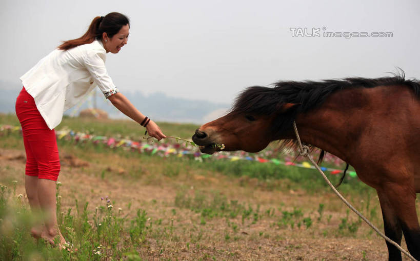 东方人,一个人,站,笑,微笑,露齿笑,横图,室外,白天,侧面,旅游,度假,草地,草坪,美景,植物,项链,中国,亚洲,仅一个年轻女性,仅一个女性,仅一个人,阴影,服装,装饰,光线,影子,景观,注视,休闲装,黄种人,娱乐,山东,装饰品,草,树,树木,衣服,黄色,红色,绿色,白色,天空,阳光,自然,饰品,手链,首饰,天,观察,看,站着,享受,休闲,休闲服,景色,放松,服饰,生长,成长,观看,华丽,修饰,点缀,察看,关注,自然风光,东亚,山东省,日照,中华人民共和国,华东地区,衬托,美观,雅致,雅观,鲁,日照市,花仙子风景区,年轻女性,女人,女性,亚洲人,站立,彩图,全身,rzwdb1