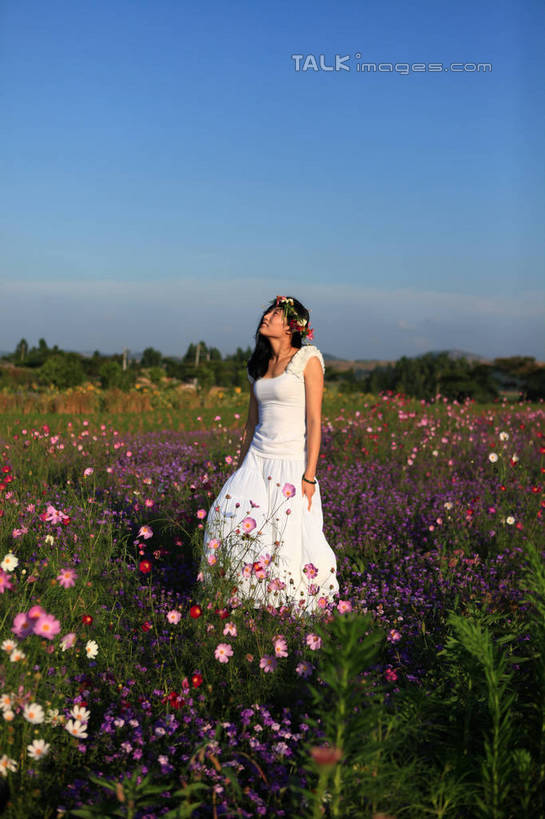 东方人,一个人,站,笑,微笑,露齿笑,竖图,室外,白天,正面,裙子,旅游,度假,草地,草坪,花海,花圃,美景,植物,叶子,中国,亚洲,仅一个年轻女性,仅一个女性,仅一个人,许多,阴影,连衣裙,装饰,盛开,光线,花环,影子,景观,绿叶,非洲菊,花蕾,注视,黄种人,娱乐,山东,草,花,花瓣,花朵,花卉,鲜花,红色,蓝色,绿色,紫色,白色,蓝天,天空,阳光,自然,饰品,手链,花丛,花田,天,花苞,花蕊,观察,看,站着,享受,休闲,嫩叶,菊花,景色,放松,生长,晴朗,成长,观看,华丽,修饰,点缀,察看,关注,自然风光,东亚,山东省,日照,万里无云,中华人民共和国,华东地区,扶郎花,灯盏花,千日菊,衬托,美观,雅致,雅观,鲁,日照市,花仙子风景区,年轻女性,女人,女性,亚洲人,叶,叶片,晴空,晴空万里,抬头,仰头,站立,彩图,全身,rzwdb1