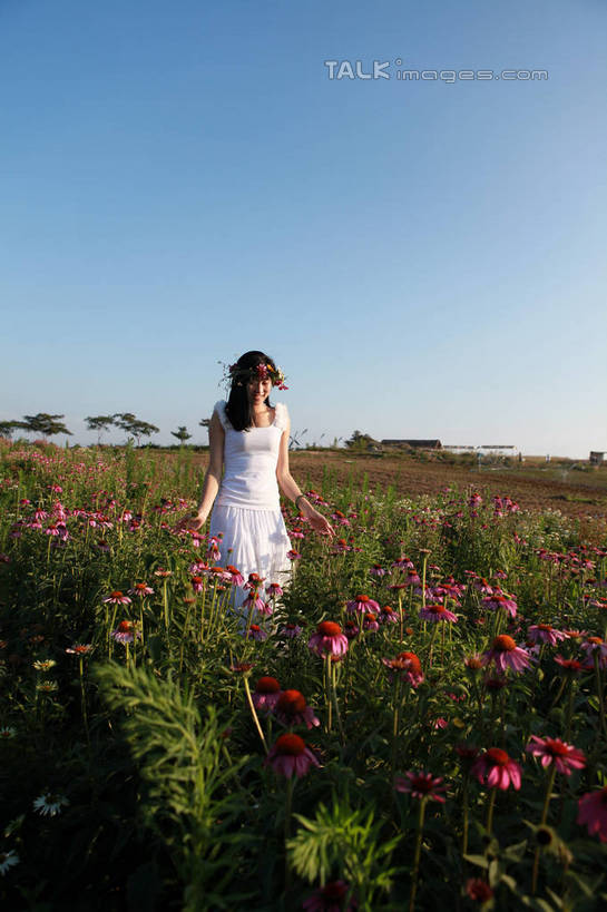 东方人,一个人,站,笑,微笑,露齿笑,竖图,室外,白天,正面,裙子,旅游,度假,草地,草坪,花海,花圃,美景,植物,叶子,中国,亚洲,仅一个年轻女性,仅一个女性,仅一个人,许多,阴影,连衣裙,装饰,盛开,光线,花环,影子,景观,绿叶,非洲菊,花蕾,注视,黄种人,娱乐,山东,草,花,花瓣,花朵,花卉,鲜花,红色,蓝色,绿色,紫色,白色,蓝天,天空,阳光,自然,饰品,手链,花丛,花田,天,花苞,花蕊,低头,观察,看,站着,享受,休闲,嫩叶,菊花,景色,放松,生长,晴朗,成长,观看,华丽,修饰,点缀,察看,关注,自然风光,东亚,山东省,日照,万里无云,中华人民共和国,华东地区,扶郎花,灯盏花,千日菊,衬托,美观,雅致,雅观,鲁,日照市,花仙子风景区,年轻女性,女人,女性,亚洲人,叶,叶片,晴空,晴空万里,站立,彩图,全身,rzwdb1