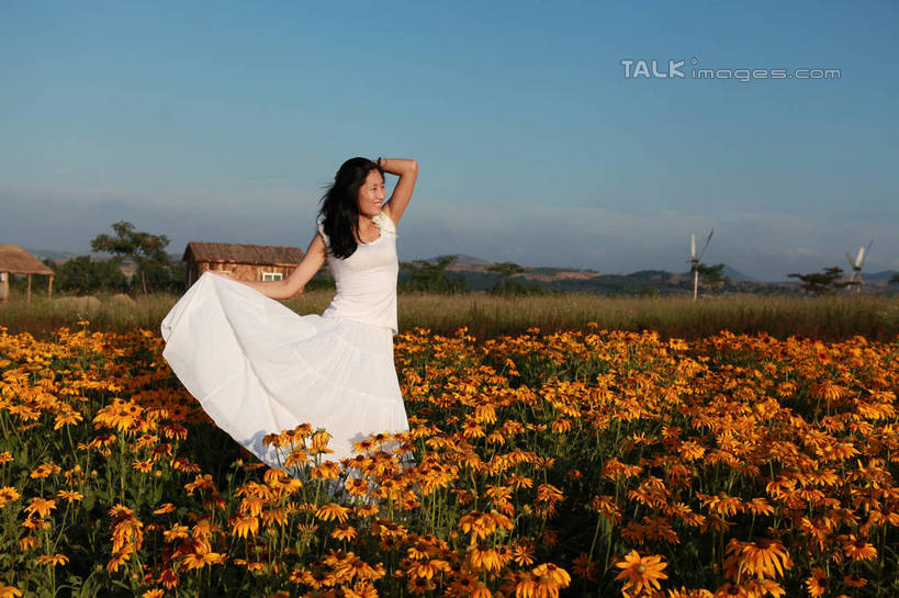 东方人,一个人,站,笑,摸,微笑,露齿笑,横图,室外,白天,正面,裙子,旅游,度假,草地,草坪,花海,花圃,美景,植物,叶子,中国,亚洲,仅一个年轻女性,仅一个女性,仅一个人,许多,抚摸,握,阴影,连衣裙,装饰,盛开,光线,影子,景观,绿叶,拿,花蕾,拿着,扭头,注视,黄种人,娱乐,山东,草,花,花瓣,花朵,花卉,鲜花,黄色,红色,蓝色,绿色,紫色,白色,蓝天,天空,阳光,自然,饰品,手链,花丛,花田,天,花苞,花蕊,低头,观察,看,站着,转头,享受,休闲,嫩叶,菊花,景色,放松,握着,生长,晴朗,成长,观看,华丽,修饰,点缀,察看,关注,自然风光,东亚,山东省,日照,金光菊,万里无云,中华人民共和国,华东地区,衬托,美观,雅致,雅观,鲁,日照市,臭菊,黑眼菊,花仙子风景区,年轻女性,女人,女性,亚洲人,叶,叶片,晴空,晴空万里,触摸,接触,站立,彩图,全身,rzwdb1