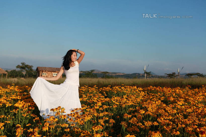 东方人,一个人,站,笑,摸,微笑,露齿笑,横图,室外,白天,正面,裙子,旅游,度假,草地,草坪,花海,花圃,美景,植物,叶子,中国,亚洲,仅一个年轻女性,仅一个女性,仅一个人,许多,抚摸,握,阴影,连衣裙,装饰,盛开,光线,影子,景观,绿叶,拿,花蕾,拿着,扭头,注视,黄种人,娱乐,山东,草,花,花瓣,花朵,花卉,鲜花,黄色,红色,蓝色,绿色,紫色,白色,蓝天,天空,阳光,自然,饰品,手链,花丛,花田,天,花苞,花蕊,低头,观察,看,站着,转头,享受,休闲,嫩叶,菊花,景色,放松,握着,生长,晴朗,成长,观看,华丽,修饰,点缀,察看,关注,自然风光,东亚,山东省,日照,金光菊,万里无云,中华人民共和国,华东地区,衬托,美观,雅致,雅观,鲁,日照市,臭菊,黑眼菊,花仙子风景区,年轻女性,女人,女性,亚洲人,叶,叶片,晴空,晴空万里,触摸,接触,站立,彩图,全身,rzwdb1