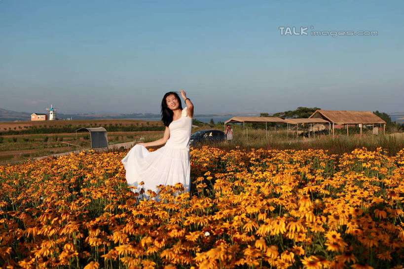 东方人,一个人,站,笑,摸,微笑,露齿笑,横图,室外,白天,正面,裙子,旅游,度假,草地,草坪,花海,花圃,美景,植物,叶子,中国,亚洲,仅一个年轻女性,仅一个女性,仅一个人,许多,抚摸,握,阴影,连衣裙,装饰,盛开,光线,影子,景观,绿叶,拿,花蕾,拿着,注视,黄种人,娱乐,山东,草,花,花瓣,花朵,花卉,鲜花,黄色,红色,蓝色,绿色,紫色,白色,蓝天,天空,阳光,自然,饰品,手链,花丛,花田,天,花苞,花蕊,低头,观察,看,站着,享受,休闲,嫩叶,菊花,景色,放松,握着,生长,晴朗,成长,观看,华丽,修饰,点缀,察看,关注,自然风光,东亚,山东省,日照,金光菊,万里无云,中华人民共和国,华东地区,衬托,美观,雅致,雅观,鲁,日照市,臭菊,黑眼菊,花仙子风景区,年轻女性,女人,女性,亚洲人,叶,叶片,晴空,晴空万里,触摸,接触,站立,彩图,全身,rzwdb1