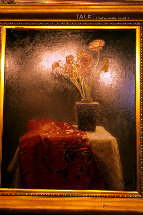 无人,竖图,室内,特写,白天,正面,绘画,智慧,静物,花瓶,相框,油画,阴影,艺术,盛开,光线,布料,影子,陶瓷,灯光,陶瓷制品,古典,花蕾,布纹,文化,桌布,花,花瓣,花朵,鲜花,一个,插花,餐巾,瓶子,工艺品,台布,花苞,花蕊,品味,单个,插花艺术,美术,创造,高雅,一幅,创作,想象,美学,餐桌布,彩图,shcm1