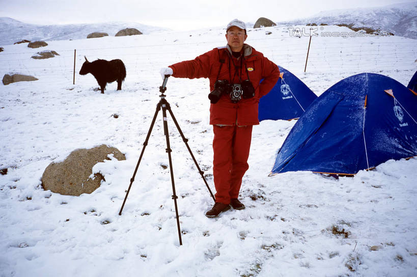 东方人,一个人,站,横图,室外,白天,正面,旅游,度假,美景,山,雪,雪山,大雪,帽子,相机,中国,亚洲,仅一个男性,仅一个人,服装,帐篷,冰,积雪,景观,山峰,雪景,冬季,冬天,山峦,注视,休闲装,黄种人,娱乐,运动帽,手叉腰,仅一个年轻男性,拍照,衣服,红色,自然,数码相机,叉腰,观察,看,站着,享受,休闲,休闲服,鸭舌帽,景色,放松,寒冷,摄影,服饰,观看,支撑,察看,冰冷,关注,自然风光,三脚架,露营,野营,东亚,青海,青海省,久治县,宿营,中华人民共和国,严寒,冰凉,酷寒,凛冽,凛凛,极冷,西北地区,青,果洛,果洛州,果洛藏族自治州,稳定,巩固,男人,男性,年轻男性,亚洲人,照相机,站立,彩图,全身,照相,稳固,shcm1