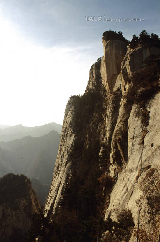 无人,竖图,室外,白天,正面,旅游,度假,华山,石头,美景,山,山脉,植物,中国,亚洲,阴影,光线,石子,影子,景观,山峰,悬崖,云,云朵,山峦,云彩,娱乐,树,树木,蓝色,绿色,白云,蓝天,天空,阳光,自然,群山,天,享受,休闲,景色,放松,生长,晴朗,成长,自然风光,东亚,陕西,陕西省,中华人民共和国,绝壁,西北地区,陕,渭南,渭南市,奇险天下第一山,西岳,西岳华山,石块,岩石,晴空,彩图,五岳之一,shcm1