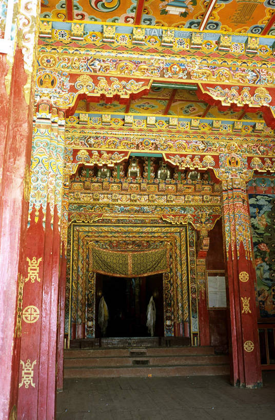 无人,寺庙,竖图,室内,白天,正面,旅游,度假,绘画,名胜古迹,楼梯,门,标志建筑,地标,建筑,中国,亚洲,节日,遗迹,艺术,装饰,阶梯,墙,燃烧,古迹,文化,文物,娱乐,建设,古建筑,壁画,墙壁,墙面,台阶,香火,门框,庙宇,祈祷,享受,休闲,健康,旅游胜地,放松,许愿,宗教,信仰,四川省,纪念,华丽,修饰,祈求,点缀,古文明,东亚,四川,甘孜藏族自治州,理塘县,中华人民共和国,西南地区,衬托,美观,雅致,雅观,川,甘孜,甘孜州,理塘,平安,画画,彩图,庙,寺,长青春科尔寺,理塘寺,shcm1