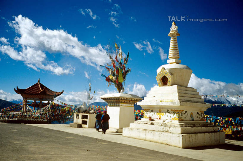 东方人,两个人,寺庙,走,横图,室外,白天,正面,旅游,度假,名胜古迹,标志建筑,地标,建筑,旗帜,中国,亚洲,阴影,服装,节日,遗迹,光线,影子,云,云朵,燃烧,云彩,黄种人,古迹,文化,文物,娱乐,旗子,建设,古建筑,衣服,蓝色,白云,蓝天,天空,阳光,香火,庙宇,天,祈祷,享受,休闲,健康,旅游胜地,放松,许愿,宗教,服饰,信仰,四川省,晴朗,纪念,祈求,衣着,穿着,古文明,东亚,四川,康定,甘孜藏族自治州,康定县,塔公寺,中华人民共和国,西南地区,川,甘孜,甘孜州,旌旗,旗号,衣饰,平安,男人,男性,年轻男性,年轻女性,女人,女性,亚洲人,晴空,步行,散步,走路,彩图,全身,庙,寺,塔公镇,shcm1