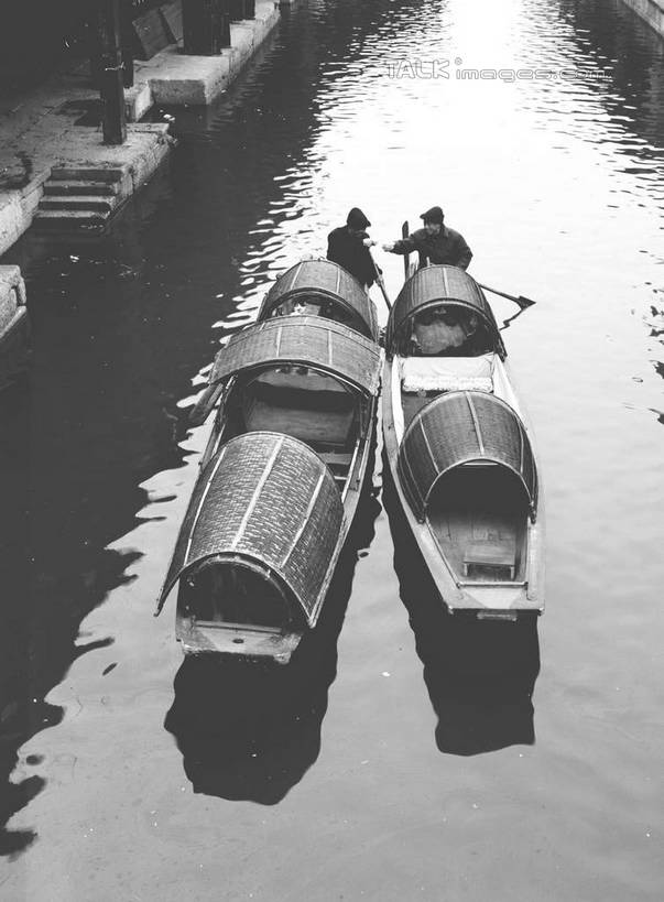 东方人,两个人,站,竖图,俯视,黑白,室外,白天,旅游,度假,河流,名胜古迹,水,标志建筑,地标,建筑,船,中国,亚洲,波纹,服装,遗迹,河水,水流,涟漪,休闲装,黄种人,古迹,文物,娱乐,建设,古建筑,浙江,浙江省,衣服,倒影,水纹,交通工具,波浪,站着,享受,休闲,休闲服,旅游胜地,放松,服饰,倒映,舟,载具,古文明,东亚,绍兴,乌篷船,中华人民共和国,华东地区,水晕,浙,绍兴市,反照,男人,男性,中年男性,亚洲人,站立,高角度拍摄,全身,shcm1