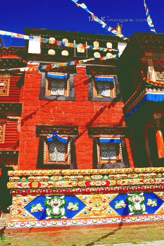 无人,家,竖图,室外,白天,仰视,度假,美景,城市风光,城市,中国,亚洲,阴影,光线,影子,房屋,屋子,景观,公寓,娱乐,洋房,楼房,经幡,住宅,蓝色,蓝天,天空,阳光,天,享受,休闲,景色,放松,晴朗,东亚,新疆,万里无云,风马旗,中华人民共和国,新疆维吾尔自治区,西北地区,晴空,晴空万里,彩图,低角度拍摄,房子,新,shgzq1