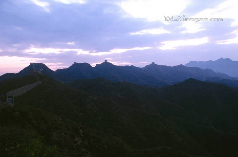 无人,横图,室外,白天,正面,旅游,度假,名胜古迹,日落,山,山脉,标志建筑,地标,建筑,北京,长城,中国,亚洲,遗迹,山峰,晚霞,霞光,落日,山峦,首都,背光,古迹,文物,娱乐,建设,古建筑,黄昏,群山,享受,休闲,旅游胜地,彩霞,放松,万里长城,逆光,古文明,东亚,八达岭,八达岭长城,中华人民共和国,北京市,京,北平,华北地区,延庆县,夕照,薄暮,军都山,夕阳,彩图,傍晚,斜阳,shgzq1