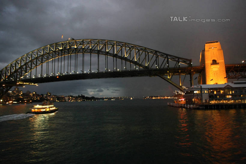 无人,高楼大厦,横图,室外,白天,正面,旅游,度假,河流,水,标志建筑,大厦,地标,建筑,摩天大楼,船,澳大利亚,阴影,波纹,飞溅,溅,光线,液体,影子,河水,水滴,水流,乌云,云,阴天,云朵,灯光,云彩,娱乐,建设,游轮,游船,水珠,水纹,天空,船尾波,交通工具,邮轮,波浪,天,驾驶,行驶,享受,休闲,旅游胜地,放松,操纵,控制,昏暗,阴沉,喷洒,载具,大洋洲,悉尼,澳洲,操控,悉尼大桥,海港大桥,悉尼海港大桥,南方大陆,首府,把持,澳大利亚联邦,雪梨,旅游船,新州,新南威尔士,新南威尔士州,彩图,大楼,高层建筑,高楼,摩天楼,shgzq1