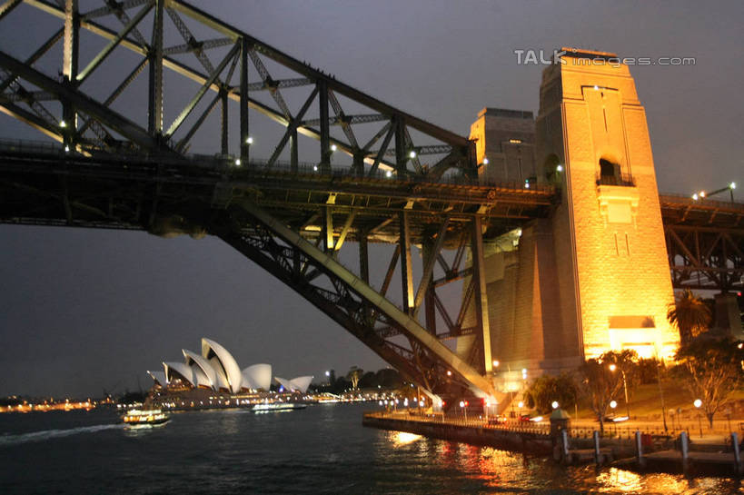 无人,横图,室外,白天,仰视,旅游,度假,河流,水,植物,标志建筑,地标,建筑,路灯,船,照明,悉尼歌剧院,澳大利亚,阴影,波纹,飞溅,溅,光线,液体,影子,河水,水滴,水流,灯光,歌剧院,娱乐,建设,游轮,游船,灯,水珠,树,树木,绿色,水纹,自然,船尾波,交通工具,邮轮,波浪,享受,休闲,旅游胜地,放松,生长,成长,照亮,照明设备,喷洒,载具,大洋洲,悉尼,澳洲,悉尼大桥,海港大桥,悉尼海港大桥,南方大陆,首府,澳大利亚联邦,雪梨,旅游船,新州,新南威尔士,新南威尔士州,彩图,低角度拍摄,shgzq1