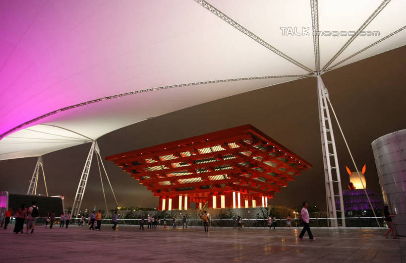 东方人,栏杆,站,走,横图,室外,夜晚,正面,旅游,度假,植物,标志建筑,地标,建筑,夜景,上海,中国,亚洲,行人,游客,游人,阴影,服装,光线,影子,围栏,灯光,许多人,注视,休闲装,黄种人,娱乐,建设,护栏,路人,旅客,树,树木,衣服,绿色,自然,观察,看,站着,一群人,享受,休闲,休闲服,上海世博馆,世博馆,上海世博会,世博,世博会,旅游胜地,放松,服饰,生长,成长,观看,申,察看,关注,中国馆,东亚,世博园,上海市,中华人民共和国,沪,华东地区,中国世博馆,过客,男人,男性,年轻男性,年轻女性,女人,女性,亚洲人,步行,散步,站立,走路,彩图,全身,shgzq1