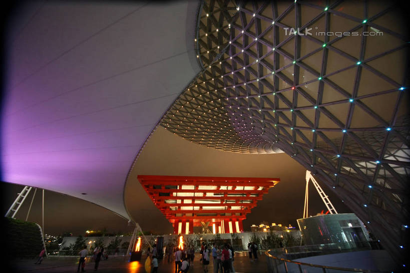 东方人,栏杆,站,走,横图,室外,夜晚,正面,旅游,度假,植物,标志建筑,道路,地标,建筑,路,夜景,公路,上海,中国,亚洲,行人,游客,游人,阴影,服装,光线,影子,围栏,灯光,交通,许多人,注视,休闲装,黄种人,娱乐,建设,护栏,路人,旅客,树,树木,衣服,绿色,自然,观察,看,站着,一群人,享受,休闲,休闲服,上海世博馆,世博馆,上海世博会,世博,世博会,旅游胜地,放松,服饰,生长,成长,观看,申,察看,关注,中国馆,东亚,世博园,上海市,中华人民共和国,沪,华东地区,中国世博馆,过客,男人,男性,年轻男性,年轻女性,女人,女性,亚洲人,马路,步行,散步,站立,走路,半身,彩图,shgzq1