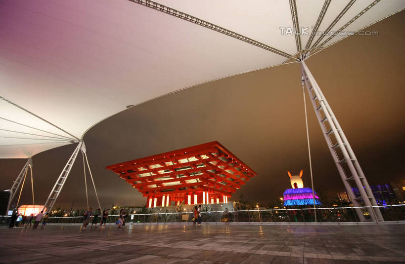 东方人,栏杆,站,走,横图,室外,夜晚,正面,旅游,度假,植物,标志建筑,地标,建筑,夜景,上海,中国,亚洲,行人,游客,游人,服装,围栏,许多人,注视,休闲装,黄种人,娱乐,建设,护栏,路人,旅客,树,树木,衣服,绿色,自然,观察,看,站着,一群人,享受,休闲,休闲服,上海世博馆,世博馆,上海世博会,世博,世博会,旅游胜地,放松,服饰,生长,成长,观看,申,察看,关注,中国馆,东亚,世博园,上海市,中华人民共和国,沪,华东地区,中国世博馆,过客,男人,男性,年轻男性,年轻女性,女人,女性,亚洲人,步行,散步,站立,走路,彩图,全身,shgzq1