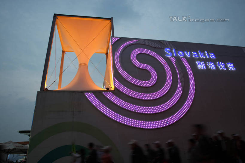 无人,横图,室外,白天,仰视,旅游,度假,标志建筑,地标,建筑,计时器,沙漏,上海,中国,亚洲,时间,英文,标志,沙子,文字,字符,字母,墙,乌云,云,阴天,云朵,计时,云彩,娱乐,标识,建设,墙壁,墙面,天空,天,享受,休闲,上海世博馆,世博馆,上海世博会,世博,世博会,汉字,旅游胜地,放松,英文字母,定时器,申,准确,昏暗,阴沉,中文,精准,东亚,世博园,上海市,中华人民共和国,沪,华东地区,国文,华文,螺旋状,彩图,低角度拍摄,螺旋形,螺旋形状,螺旋型,斯洛伐克国家馆,shgzq1