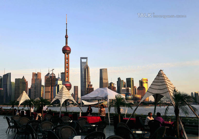 东方人,高楼大厦,站,坐,横图,室外,白天,正面,度假,美景,桌子,城市风光,城市,大厦,建筑,摩天大楼,椅子,上海,中国,亚洲,许多,阴影,光线,伞,影子,遮阳伞,景观,建筑群,地面,许多人,黄种人,娱乐,阳伞,建设,东方明珠,金茂大厦,浦东,排列,蓝色,蓝天,天空,阳光,外滩,天,站着,一群人,享受,休闲,景色,放松,申,队列,浦东新区,上海环球金融中心,东亚,东方明珠广播电视塔,东方明珠电视塔,上海国际金融中心,上海市,中华人民共和国,沪,华东地区,上海环球国际金融中心,男人,男性,年轻男性,年轻女性,女人,女性,亚洲人,站立,坐着,彩图,全身,大楼,高层建筑,高楼,摩天楼,shlmx1