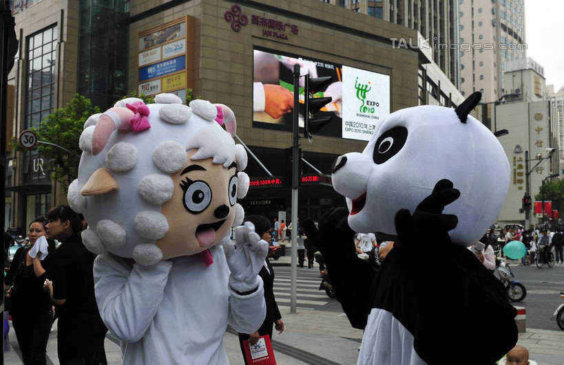 东方人,高楼大厦,商店,站,走,横图,室外,白天,正面,购物,度假,安全,消费,美景,植物,城市风光,城市,大厦,道路,建筑,路,摩天大楼,人行横道,公路,野生动物,羊,熊猫,上海,中国,亚洲,行人,标志,文字,字符,景观,红绿灯,人行道,信号灯,交通,许多人,黄种人,娱乐,标识,建设,虹口区,家禽,树,树木,衣服,绿色,自然,动物,气球,站着,一群人,享受,休闲,汉字,家畜,景色,放松,警示,可爱,金融,百货,牲畜,活泼,生长,成长,申,提示,中文,人行横道线,大熊猫,演出服,流通,选购,贸易,百货公司,东亚,上海市,四川北路,交通信号灯,行人信号灯,中华人民共和国,沪,华东地区,血拼,猫熊,国文,华文,小丑服,东宝兴路,嘉杰国际广场,男人,男性,年轻男性,年轻女性,女人,女性,亚洲人,斑马线,马路,山羊,绵羊,步行,站立,走路,半身,彩图,大楼,高层建筑,高楼,购物商场,购物中心,摩天楼,商业中心,shlmx1