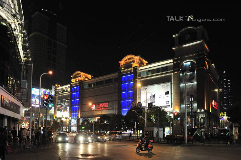 东方人,商店,走,横图,彩色,室外,夜晚,正面,购物,度假,消费,美景,植物,城市风光,超市,城市,道路,路,路灯,霓虹灯,商场,夜景,公路,汽车,照明,武汉,中国,亚洲,行人,游客,游人,阴影,服装,光线,影子,景观,灯光,七彩,交通,许多人,注视,休闲装,黄种人,娱乐,光源,霓虹,路人,旅客,车,灯,树,树木,衣服,绿色,自然,交通工具,轿车,观察,看,一群人,享受,休闲,休闲服,景色,放松,金融,百货,服饰,生长,成长,观看,照亮,察看,照明设备,关注,载具,选购,贸易,百货公司,东亚,湖北,湖北省,武汉市,汉口,中华人民共和国,省会,氖灯,血拼,华中地区,鄂,过客,男人,男性,年轻男性,年轻女性,女人,女性,亚洲人,马路,步行,散步,走路,半身,彩图,购物商场,购物中心,商业中心,东方芝加哥,江汉路步行街,shlyb1