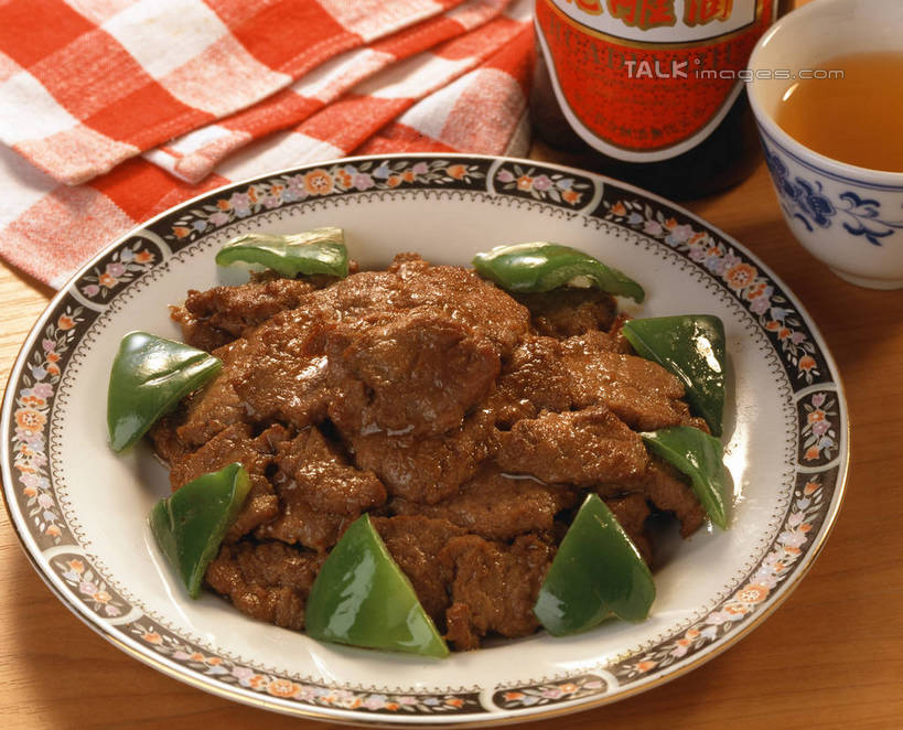 无人,横图,俯视,室内,特写,白天,烹饪,中餐,幸福,餐桌,茶,桌子,蔬菜,杯子,阴影,新鲜,反射,影子,青椒,肉,牛肉,茶叶,料理,食品,娱乐,菜肴,美食,肉类,食物,餐巾,水杯,享受,休闲,温馨,中式,放松,乐趣,佳肴,有机食品,绿色食品,餐台,提神,舒适,醒脑,肉食,大椒,蚝油牛肉,菜椒,广东菜,粤菜,保洁方巾,口布,茶杯,甜椒,柿子椒,灯笼椒,彩图,高角度拍摄,shrj1