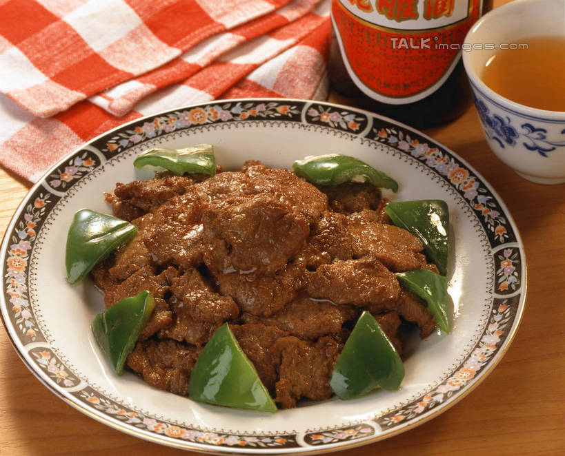 无人,横图,俯视,室内,特写,白天,烹饪,中餐,幸福,餐桌,茶,桌子,蔬菜,杯子,阴影,新鲜,反射,影子,青椒,肉,牛肉,茶叶,料理,食品,娱乐,菜肴,美食,肉类,食物,餐巾,水杯,享受,休闲,温馨,中式,放松,乐趣,佳肴,有机食品,绿色食品,餐台,提神,舒适,醒脑,肉食,大椒,蚝油牛肉,菜椒,广东菜,粤菜,保洁方巾,口布,茶杯,甜椒,柿子椒,灯笼椒,彩图,高角度拍摄,shrj1