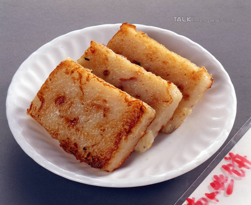 点心,无人,横图,俯视,室内,特写,白天,餐桌,桌子,萝卜,白萝卜,蔬菜,餐具,三块,阴影,新鲜,反射,标志,碟子,盘,文字,影子,字符,料理,食品,纸张,标识,美食,食物,糕点,红色,盘子,碟,中式,汉字,有机食品,绿色食品,餐台,中文,萝卜丝饼,国文,华文,莱菔,彩图,高角度拍摄,shrj1