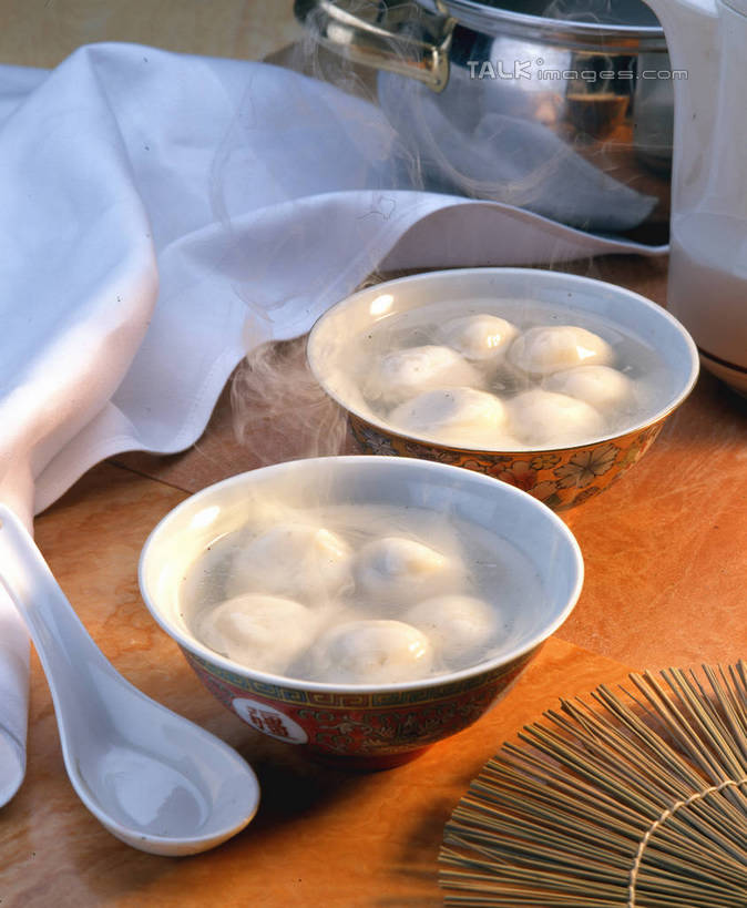 点心,面包,汤团,无人,竖图,俯视,室内,特写,白天,餐桌,桌子,阴影,反射,影子,勺子,陶瓷,料理,食品,面点,陶瓷制品,美食,食物,糕点,餐巾,容器,调羹,汤匙,碗,中式,餐台,储藏,储存,汤圆,元宵,保洁方巾,口布,彩图,高角度拍摄,果子面包,贮存,shrj1