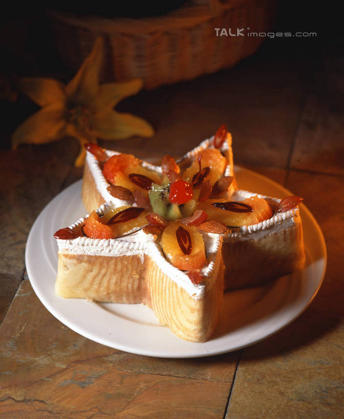 点心,无人,竖图,俯视,室内,特写,白天,下午茶,餐桌,桌子,百合花,桃子,樱桃,餐具,水果,阴影,新鲜,盛开,反射,碟子,盘,影子,星星,生食,食品,果实,花蕾,花,花瓣,花朵,鲜花,食物,糕点,盘子,碟,花苞,花蕊,星形,黄桃,有机食品,绿色食品,餐台,五角形,肺果,强瞿,百合蒜,倒仙,番韭,山丹,樱珠,莺桃,英桃,楔桃,牛桃,荆桃,五角星,彩图,高角度拍摄,蛋糕,shrj1