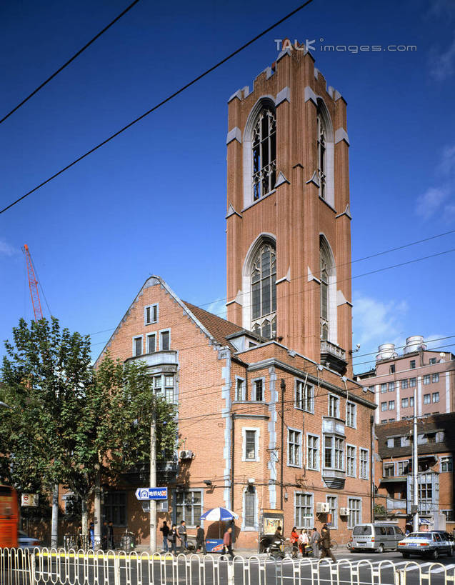 无人,教堂,竖图,室外,白天,仰视,度假,美景,植物,城市风光,城市,道路,路,指示牌,上海,中国,亚洲,节日,标志,路标,景观,云,云朵,小路,交通,云彩,文化,娱乐,标识,路牌,树,树木,蓝色,绿色,白云,蓝天,天空,自然,天,祈祷,享受,休闲,健康,景色,放松,许愿,宗教,信仰,生长,晴朗,成长,纪念,祈求,申,基督教,天主教,信念,东亚,徐家汇天主堂,徐汇区,上海市,中华人民共和国,沪,华东地区,平安,晴空,彩图,低角度拍摄,大教堂,礼拜堂,圣依纳爵堂,圣依纳爵主教座堂,徐家汇大教堂,shrj1