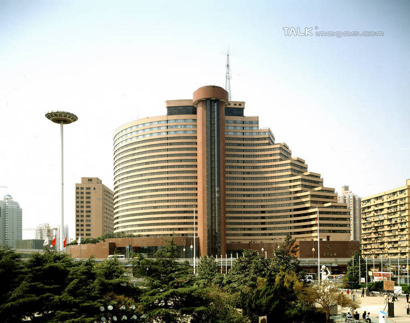 无人,家,横图,室外,白天,正面,度假,美景,植物,城市风光,城市,电梯,电力,电线,电线杆,线,房屋,屋子,景观,公寓,电能,运输工具,线路,娱乐,观光电梯,洋房,楼房,住宅,树,树木,蓝色,绿色,蓝天,天空,自然,天,享受,休闲,景色,放松,升降梯,生长,晴朗,成长,电,电源,能量,万里无云,晴空,晴空万里,彩图,房子,升降设备,shrj1