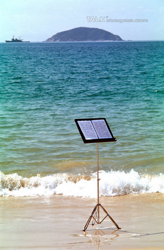 无人,竖图,室外,白天,正面,旅游,度假,岛屿,海浪,海洋,美景,沙滩,书籍,阴影,光线,沙子,影子,岛,海岸,景观,浪花,乐谱,五线谱,沙地,音乐,娱乐,架子,蓝色,蓝天,天空,阳光,自然,海水,天,享受,休闲,景色,放松,晴朗,节拍,自然风光,音符,海景,万里无云,乐谱架,符头,符干,符尾,乐章,大海,风浪,海,海水的波动,海滩,近岸浪,列岛,群岛,涌浪,诸岛,晴空,晴空万里,彩图,shrj1