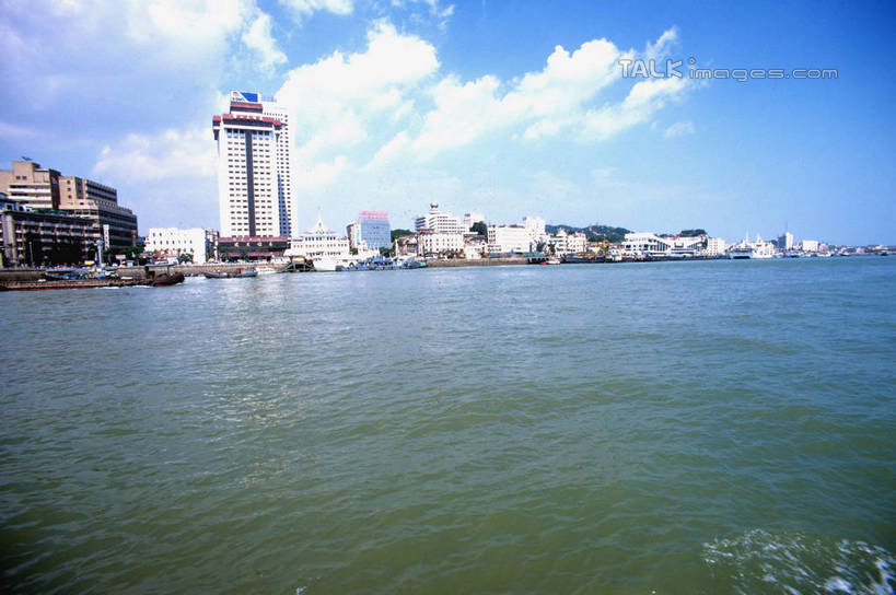 无人,高楼大厦,横图,室外,白天,正面,度假,湖,湖泊,美景,水,城市风光,城市,大厦,建筑,摩天大楼,阴影,光线,影子,湖面,景观,水流,水面,云,云朵,云彩,娱乐,蓝色,白云,蓝天,天空,阳光,湖水,天,享受,休闲,景色,放松,晴朗,晴空,彩图,大楼,高层建筑,高楼,摩天楼,shrj1