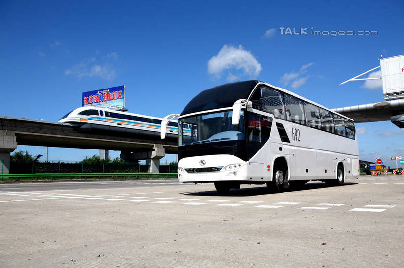 无人,横图,室外,白天,正面,度假,草地,草坪,美景,植物,城市风光,城市,道路,路,铁路,公路,公共汽车,上海,中国,亚洲,一辆,阴影,光线,影子,景观,云,云朵,分界线,巴士,轨道,停车线,公交车,交通,铁轨,云彩,娱乐,浦东,车,草,树,树木,蓝色,绿色,白云,蓝天,天空,阳光,自然,交通工具,天,享受,休闲,景色,放松,运输,生长,晴朗,成长,车行道,车行道分界线,申,载具,标线,磁悬浮,浦东新区,东亚,车行线,上海市,磁悬浮列车,中华人民共和国,沪,华东地区,晴空,马路,彩图,磁悬浮技术,shrj1