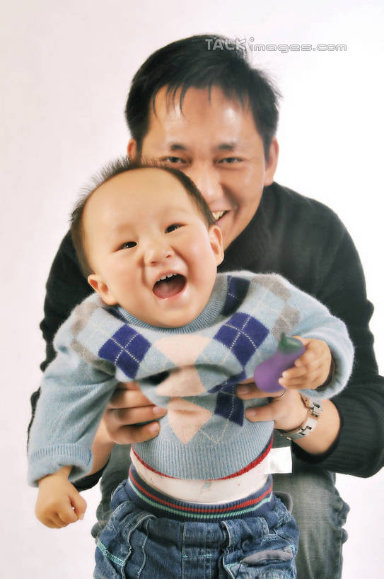婴儿,儿童,头发,两个人,家庭,父亲,举,抱,笑,微笑,露齿笑,竖图,室内,白天,正面,毛衣,纯洁,粉色背景,服装,裤子,时间,格子,手表,牛仔裤,休闲裤,休闲装,小孩,衣服,蓝色,黑色,托,张嘴,休闲,温暖,温馨,一家人,休闲服,表,父爱,可爱,童年,童趣,摄影,服饰,活泼,影棚,抱着,和睦,毛发,搂着,劳力士,儿童装,宝宝,张大嘴巴,童真,纯真,烂漫,无邪,伶俐,天真,男人,男性,年轻男性,孩子,年轻人,张开嘴,搂,半身,彩图,影棚拍摄,绒衣,套衫,套头毛衣,线衣,拍摄,融洽,短发,shsc1