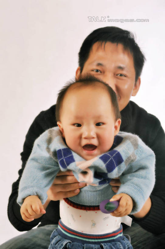婴儿,儿童,头发,两个人,家庭,父亲,举,抱,笑,微笑,露齿笑,竖图,室内,白天,正面,毛衣,纯洁,茄子,蔬菜,握,粉色背景,服装,裤子,新鲜,时间,格子,手表,食品,拿,拿着,牛仔裤,休闲裤,休闲装,食物,小孩,衣服,蓝色,黑色,托,张嘴,休闲,温暖,温馨,一家人,休闲服,表,父爱,可爱,童年,童趣,握着,摄影,服饰,活泼,有机食品,绿色食品,影棚,抱着,和睦,毛发,搂着,劳力士,儿童装,宝宝,张大嘴巴,童真,纯真,烂漫,无邪,伶俐,天真,男人,男性,年轻男性,孩子,年轻人,张开嘴,落苏,酪酥,昆仑瓜,矮瓜,搂,半身,彩图,影棚拍摄,绒衣,套衫,套头毛衣,线衣,拍摄,融洽,短发,shsc1
