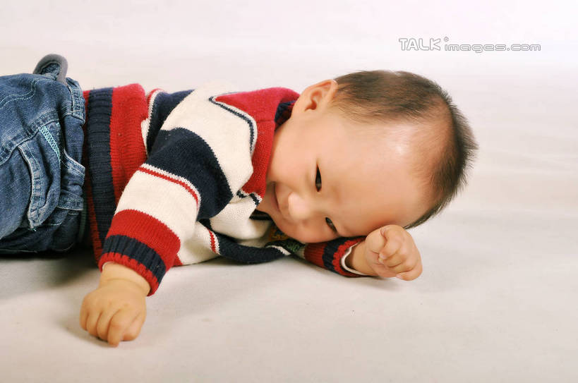 东方人,婴儿,儿童,头发,一个人,笑,微笑,横图,俯视,室内,白天,毛衣,纯洁,亚洲,仅一个人,撑,粉色背景,格子,注视,黄种人,小孩,红色,黑色,观察,看,趴着,可爱,凝视,摄影,活泼,影棚,观看,察看,毛发,撑着,关注,乌黑,宝宝,纯真,烂漫,无邪,伶俐,天真,男孩,亚洲人,孩子,趴,半身,彩图,高角度拍摄,影棚拍摄,绒衣,套衫,套头毛衣,线衣,拍摄,shsc1