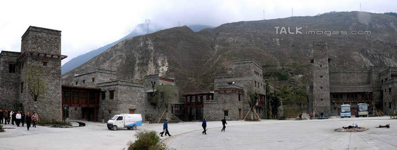 东方人,家,站,横图,室外,白天,正面,旅游,度假,名胜古迹,植物,雾,标志建筑,地标,建筑,汽车,中国,亚洲,一辆,游客,游人,朦胧,模糊,遗迹,房屋,墙,屋子,建筑群,许多人,黄种人,古迹,文化,文物,娱乐,建设,古建筑,旅客,民居,墙壁,墙面,住宅,车,树,树木,绿色,白色,天空,自然,交通工具,轿车,天,站着,一群人,享受,休闲,旅游胜地,放松,四川省,生长,成长,迷雾,古文明,东亚,四川,阿坝,中华人民共和国,西南地区,民族文化,阿坝藏族羌族自治州,阿坝州,川,理县,米亚罗,米亚罗风景区,桃坪羌寨,男人,男性,年轻男性,年轻女性,女人,女性,亚洲人,站立,彩图,全身,房子,shsgf1