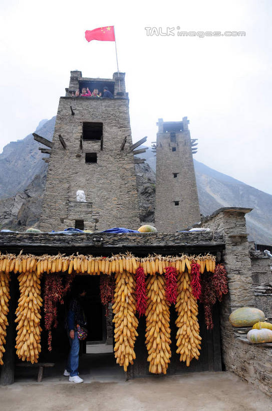 东方人,家,站,竖图,室外,白天,正面,旅游,度假,玉米,名胜古迹,标志建筑,地标,建筑,辣椒,南瓜,蔬菜,旗帜,国旗,中国,亚洲,许多,游客,游人,悬挂,新鲜,遗迹,飘扬,棒子,房屋,墙,屋子,建筑群,金瓜,玉蜀黍,食品,许多人,黄种人,古迹,文化,文物,娱乐,建设,古建筑,旅客,民居,番瓜,墙壁,墙面,住宅,食物,黄色,红色,站着,一群人,享受,休闲,旅游胜地,放松,四川省,有机食品,绿色食品,麦瓜,倭瓜,苞米,苞芦,古文明,东亚,辣角,红海椒,大椒,辣虎,广椒,苞谷,四川,阿坝,中华人民共和国,西南地区,包谷,大蜀黍,番麦,薏米包,玉高粱,玉麦,珍珠米,民族文化,阿坝藏族羌族自治州,阿坝州,川,理县,米亚罗,米亚罗风景区,桃坪羌寨,男人,男性,年轻男性,年轻女性,女人,女性,亚洲人,旗,辣子,红辣椒,海椒,番椒,站立,彩图,全身,房子,shsgf1