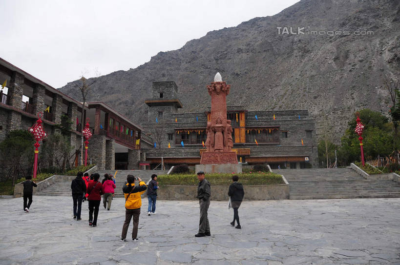 东方人,背部,家,站,横图,室外,白天,正面,旅游,度假,名胜古迹,植物,标志建筑,地标,建筑,雕塑,中国,亚洲,游客,游人,遗迹,艺术,装饰,雕刻,雕像,房屋,阶梯,墙,屋子,建筑群,许多人,黄种人,古迹,文化,文物,娱乐,建设,古建筑,石雕,旅客,民居,墙壁,墙面,台阶,住宅,树,树木,红色,绿色,自然,工艺品,站着,一群人,享受,休闲,旅游胜地,放松,四川省,生长,成长,纪念,美术,主题,陈列,古文明,东亚,四川,阿坝,中华人民共和国,西南地区,功能,美学,民族文化,阿坝藏族羌族自治州,阿坝州,川,理县,米亚罗,米亚罗风景区,桃坪羌寨,男人,男性,年轻男性,年轻女性,女人,女性,亚洲人,站立,彩图,全身,房子,shsgf1