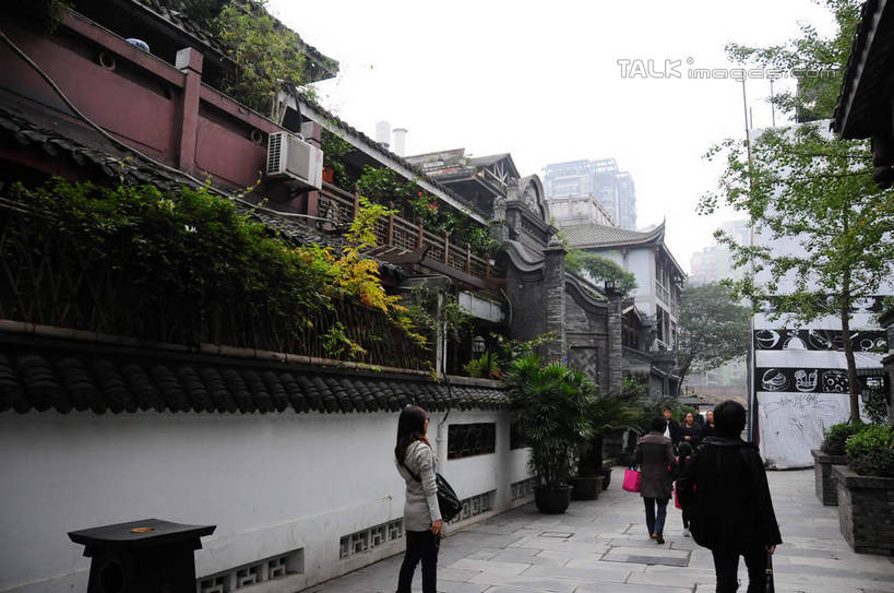 东方人,走,横图,室外,白天,旅游,度假,名胜古迹,植物,标志建筑,道路,地标,建筑,街道,路,公路,中国,亚洲,游客,游人,遗迹,盆栽,房屋,墙,屋子,建筑群,围墙,盆景,地面,交通,许多人,黄种人,古迹,文化,文物,娱乐,建设,传统,古建筑,旅客,民居,墙壁,墙面,树,树木,背面,绿色,天空,自然,天,一群人,享受,休闲,旅游胜地,放松,四川省,生长,成长,古朴,古文明,东亚,四川,成都,成都市,中华人民共和国,省会,西南地区,民族文化,川,宽窄巷子,男人,男性,年轻男性,年轻女性,女人,女性,亚洲人,马路,步行,散步,走路,彩图,全身,房子,shsgf1