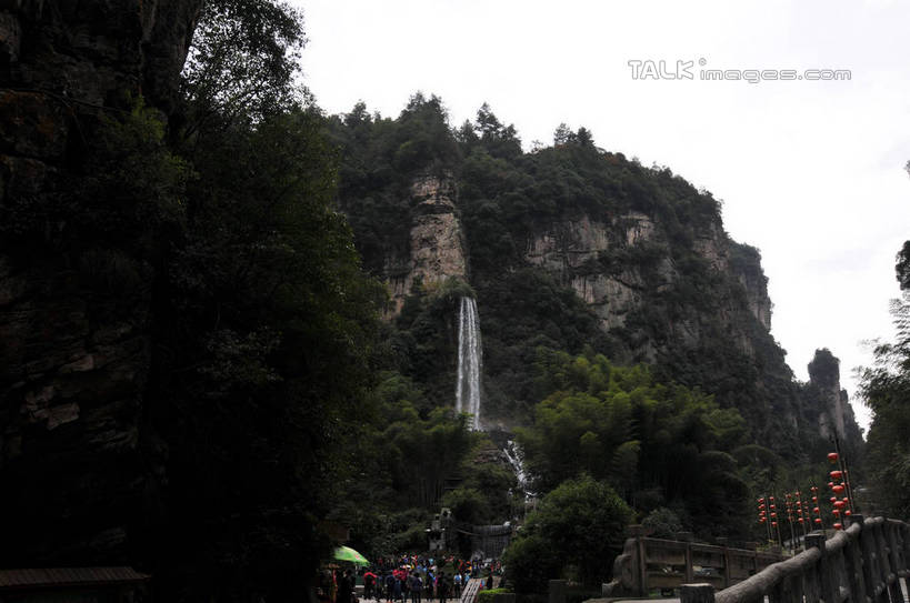 东方人,栏杆,站,横图,室外,白天,仰视,旅游,度假,美景,瀑布,山,水,植物,雕塑,张家界,中国,亚洲,行人,游客,游人,飞溅,艺术,装饰,溅,雕刻,雕像,液体,遮阳伞,景观,山峰,水滴,围栏,山峦,许多人,黄种人,娱乐,护栏,路人,旅客,水珠,树,树木,绿色,白色,天空,自然,工艺品,天,站着,一群人,享受,休闲,景色,放松,生长,成长,纪念,美术,喷洒,自然风光,主题,陈列,东亚,湖南,湖南省,中华人民共和国,功能,美学,华中地区,湘,张家界市,过客,武陵源区,宝峰湖,男人,男性,年轻男性,年轻女性,女人,女性,亚洲人,跌水,站立,半身,彩图,低角度拍摄,shsgf1