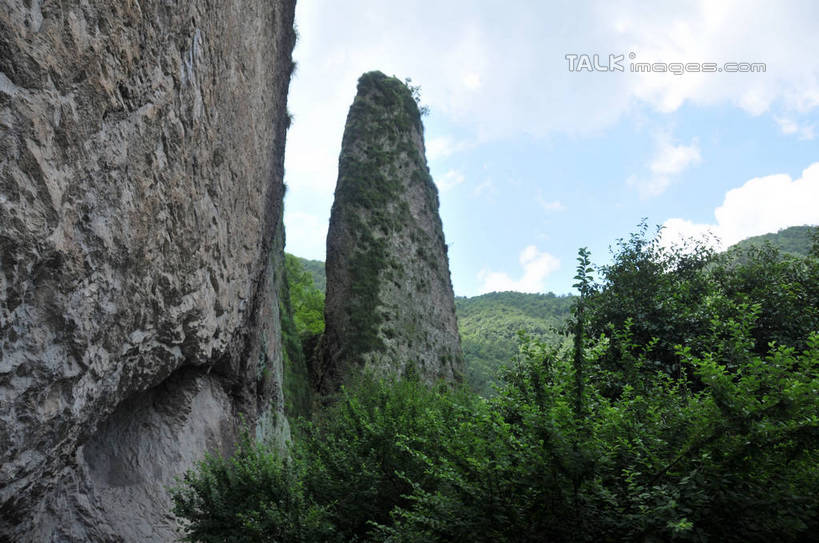 无人,横图,室外,白天,仰视,旅游,度假,美景,山,植物,中国,亚洲,阴影,光线,影子,景观,山峰,悬崖,云,云朵,山峦,云彩,娱乐,浙江,树,树木,浙江省,蓝色,绿色,白云,蓝天,天空,阳光,自然,天,享受,休闲,石壁,景色,放松,生长,晴朗,成长,自然风光,东亚,中华人民共和国,华东地区,浙,绝壁,丽水,丽水市,缙云,缙云县,鼎湖峰,仙都,仙都风景名胜区,晴空,彩图,低角度拍摄,shsgf1